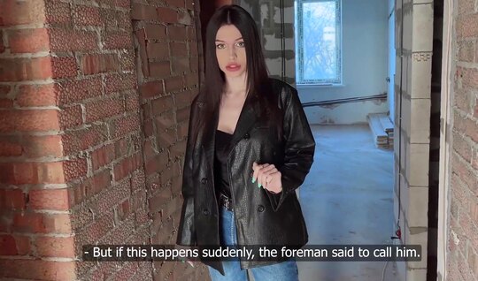 Русская телочка показала дом клиенту и даже минет ему сделала