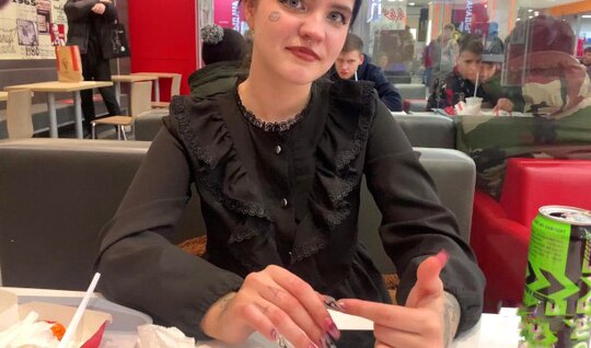 Русская сучка сосет горячий член пикаперу в туалете кафе