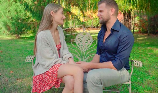 Худая блондинка балдеет от горячего члена соседа в саду