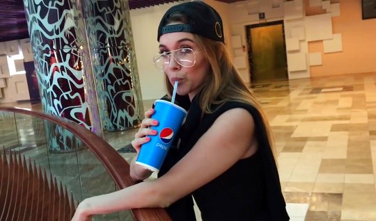 Русская девушка в большом центре на публике делает минет парню